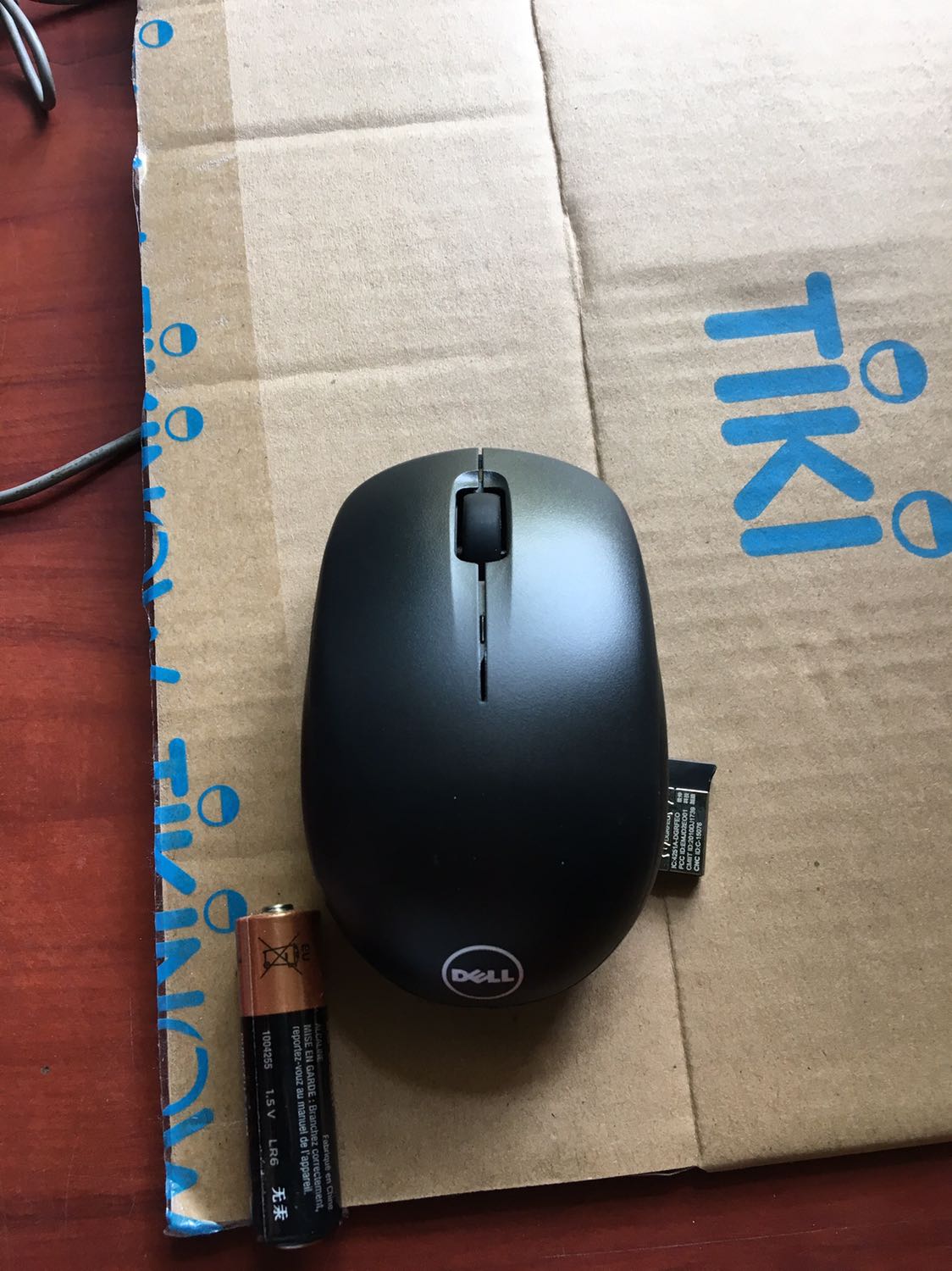 Mình mua được hơn 1 tháng rồi bây giờ mới review.
Cảm giác xài rất thích, giống với chuột cũ Dell mình từng dùng nhưng kích thước có nhỏ hơn một tí
Bên trong có đánh dấu ngày tháng mua để bảo hành nên rất yên tâm nếu có hư hỏng
Mình quan sát thấy giá sản phẩm k dao động nhiều nên nếu các bạn có ý định mua thì cứ mua đi.
Đóng gói cũng rất cẩn thận, thường tem dán không chắc chắn do bên tiki lột tem ra để ghi ngày tháng bảo hành bên trong chuột, chứ kp hàng giả đâu các bạn.
Có kèm theo pin chính hãng nữa
Nói chung là hài lòng. 
Mình mua cả bộ bàn phím và chuột không dây.