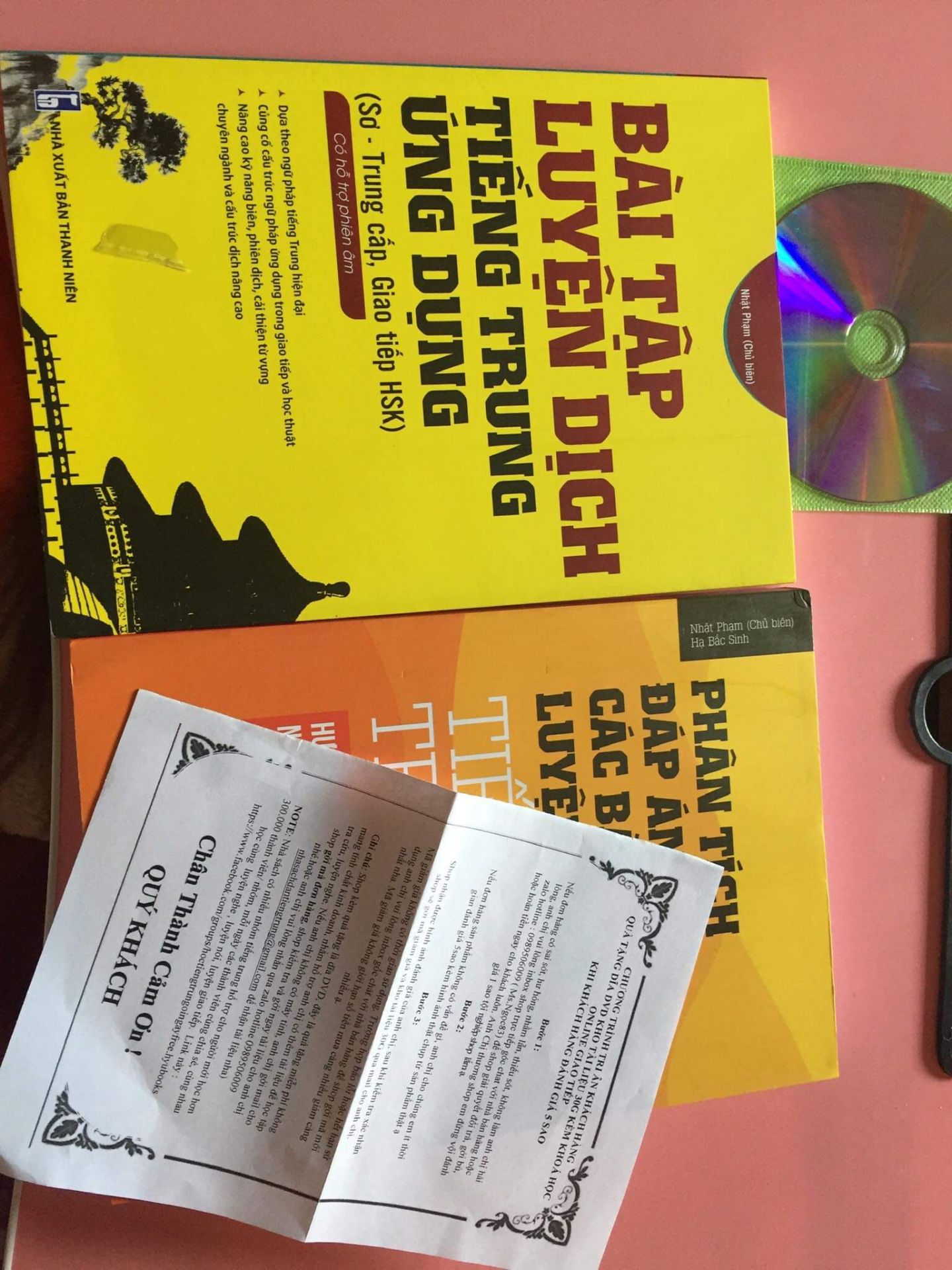 Ship khá là nhanh nhá, sách oke lắm luôn á, đẹp rõ nét, có từng lời giải cho từng bài, shop còn tặng kèm đĩa CD và quà nữa, cute xỉu luôn á, mình có quay video khui hàng mà lỡ xoá mất rồi. Còn về phần sách bạn nào còn do dự thì mua luôn đi, hữu ích lắm nhaaa. Cảm ơn shop vì món quà ạ