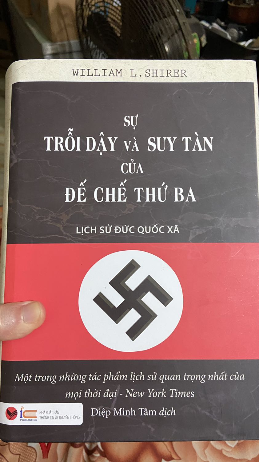 Quyển sách nặng và sẽ rất rất nặng trên tay ai gầy yếu, mỏng manh, cầm lâu sẽ rất mỏi tay. Sách phù hợp cho những ai có sức khỏe tốt để cầm lâu, dân tập thể hình, tăng tính thể lực, thêm mức chịu đựng thông tin - dữ liệu - dữ kiện nhiều cho bộ não. Sẽ cần độ kiên nhẫn rất nhiều để đọc và tìm hiểu hết quyển sách...

Quyển sách dù in xong và nộp lưu chuyển từ năm 2019 nhưng sách vẫn rất mới hỏi móp góc và bụi bám. Sách bìa áo dày dặn cực kỳ tuyệt vời

Sách liên kết gáy và bìa hơi lỏng lẻo khi sức nặng liên kết của 1504 trang sách phải gánh là rất lớn khi cầm, khi vận chuyển, khi để trên kệ một thời gian dài...

Theo mình nghĩ thì Sách in dày vì tách quyển chưa chắc người mua sẽ mua đủ bộ, rồi tính kiểm duyệt tập 1, tập 2 cũng sẽ lằng nhằng không thống nhất, rồi thời gian in xuất bản từng tập có thể sẽ bị hoãn vì các lý do, chi tiết bị cho là mang tính nhạy cảm, tế nhị. 

Tiki giao hàng nhanh. Nhân viên vận chuyển cực kỳ tốt!!!