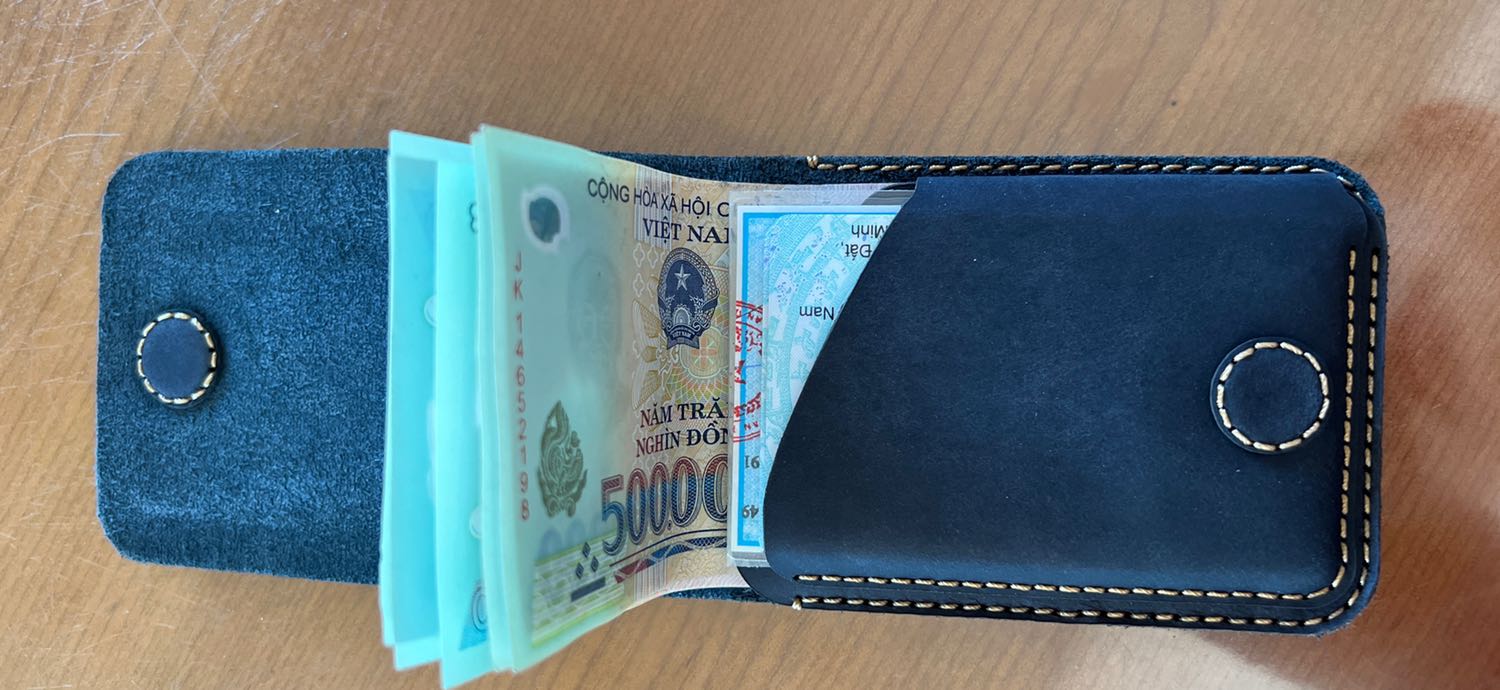 Ví may rất đẹp, tỉ mỉ, tinh tế, da bò đẹp, gia công rất tốt. Cảm ơn nhiều ạ! Ví may rất đẹp, tỉ mỉ, tinh tế, da bò đẹp, gia công rất tốt. Cảm ơn nhiều ạ!