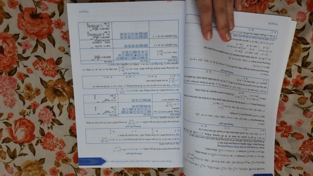 Lớp 12 có khối lượng kiến thức rất lớn, cuốn sách tổng hợp các kiến thức trọng tâm giúp hs ôn tập nhanh, bên cạnh còn có các mẹo làm nhanh, thủ thuật bấm máy giúp hs vừa ôn tập vừa rút ngắn thời gian làm bài. sách phù hợp với những hs đang ôn tập 2 tháng cuối trước kì thi thpt. ngoài ra, sách còn có lời khuyên về cách phân bố thời gian làm bài với các mục tiêu điểm số khác nhau giúp hs có sự chuẩn bị tốt hơn trước kì thi.