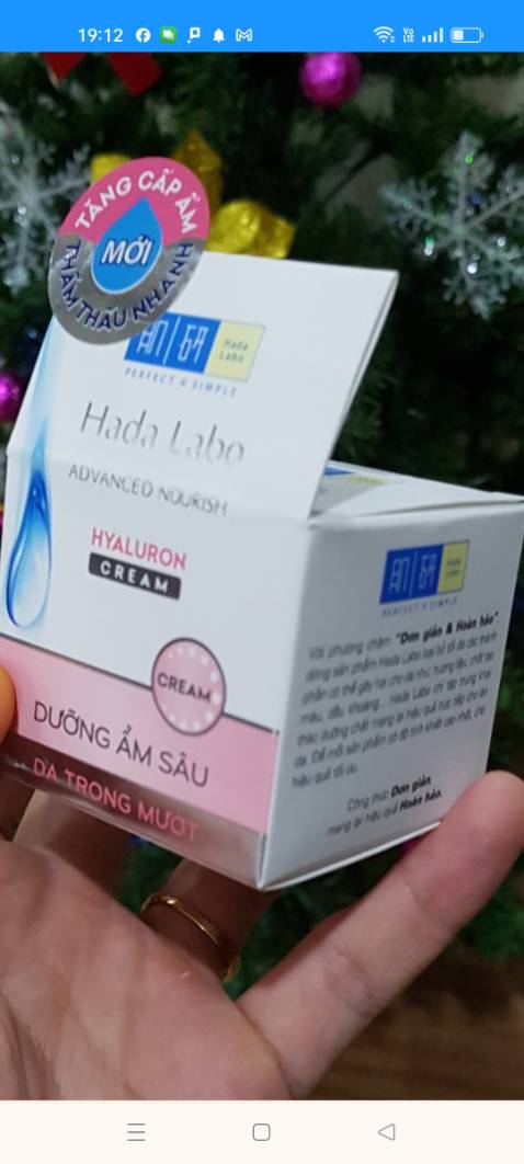 Đã dùng nhiều lần sp này từ tiki. Dưỡng ẩm tốt, từ ngày gặp em này là không lo bong tróc da mặt vào mùa đông nữa, lúc mới bôi lên hơi bết dính nhưng kem thấm khá nhanh sau vài phút là không để lại dấu vết hay cảm giác gì nữa :))