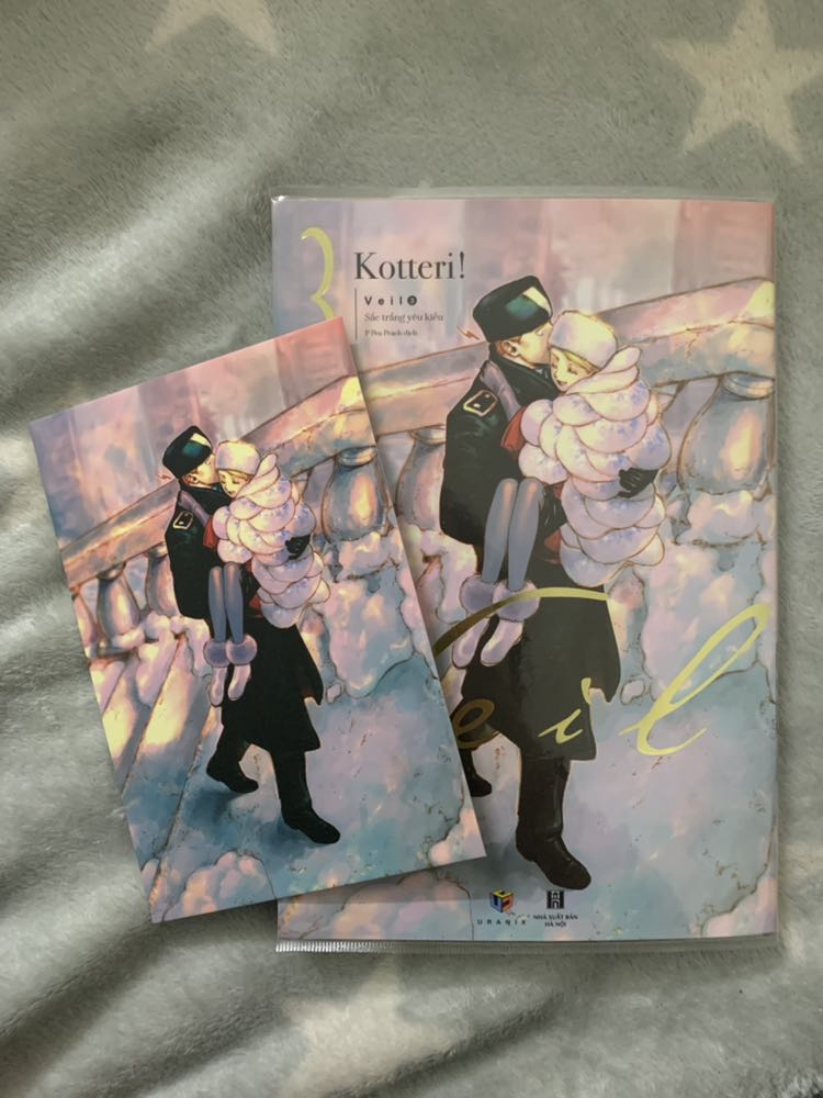 Xinh đẹp tuyệt vời luôn không mua thì tiếc lắm đó ạ. Truyện này mình có đọc thử mấy chương, thích lắm nên chờ xuất bản mãi 🥰🥰🥰 Card tặng kèm mỗi tập dày dặn, xinh xỉu, tiki bọc sách và gói hàng rất đẹp 💝