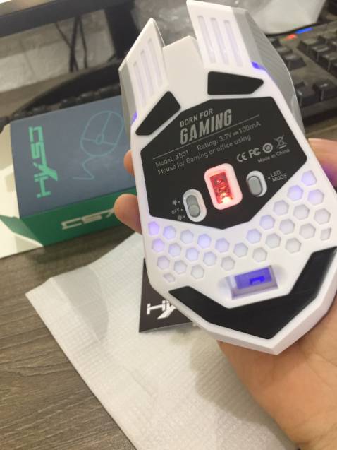 Phê lòi mắt luôn các chế, nhận về hộp xịn xò nhìn thấy chất mê li rồi, có đầy đủ tem phiếu bảo hành các kiểu con đà điểu, chuột cầm rất đằm và chắc tay, đúng là tiền nào của nấy, phê cực luôn, có cả nút quay lại deskop, điều chỉnh độ nhạy, nút quay lại, nút bật đèn led, , ai thích để led đổi màu thì để mà ko thích thì tắt đi cho tiết kiệm điện, nói chung là phê lắm lun á, giá có chỗ gửi video m quay cho các chế xem phát