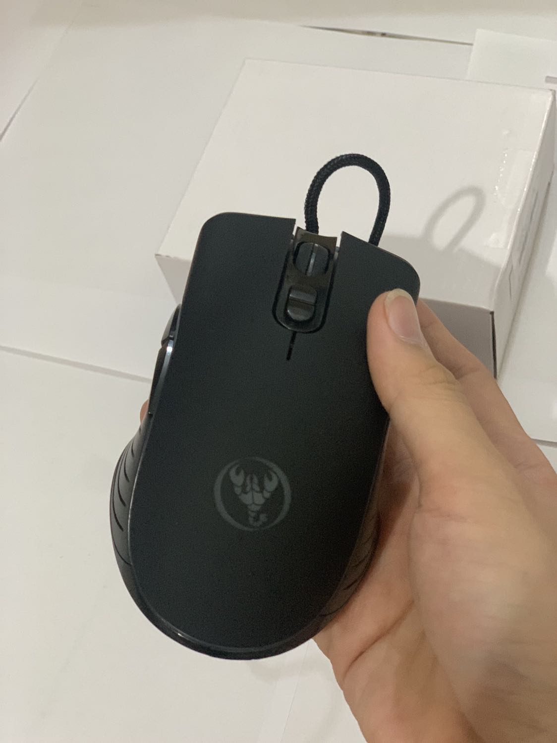 Giao hàng rất nhanh, chưa tới 1 ngày đã giao, chuột cầm trêb tay đem lại cảm giác di chuyển và sử dụng rất ổn, sử dụng để làm các công việc yêu cầu độ chính xác khá tốt, đặc biệt chơi game cảm giác rất mượt. DPI điều chỉnh tốc độ chuột rất phù hợp cho nhiều mục dích sử dụng khác nhau như chơi game, lướt web, nói chung vô cùng hài lòng