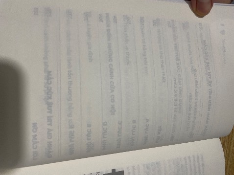 - Về nội dung: sách cung cấp các kiến thức về trí tuệ cảm xúc, khoa học thần kinh và các giải pháp xử lý lo âu, sợ hãi, trầm cảm. Đây là cuốn sách nên đọc để rèn luyện, làm chủ cảm xúc của bản thân.
- Về hình thức: giấy khá mỏng, chữ trang trước in hằn lên trang sau khiến quá trình đọc sẽ bị rối mắt, nhức mỏi. 
- Sách vẫn còn sai một số lỗi chính tả.
Vd: chữ nghiềm (nghiền) trang 95; chữ trả (trải) trang 108;… 
Và một số lỗi về dấu cách (Space).
NXB và ban biên tập cần chú ý hơn các vấn đề này để không ảnh hưởng đến trải nghiệm của người đọc.
Thanks!