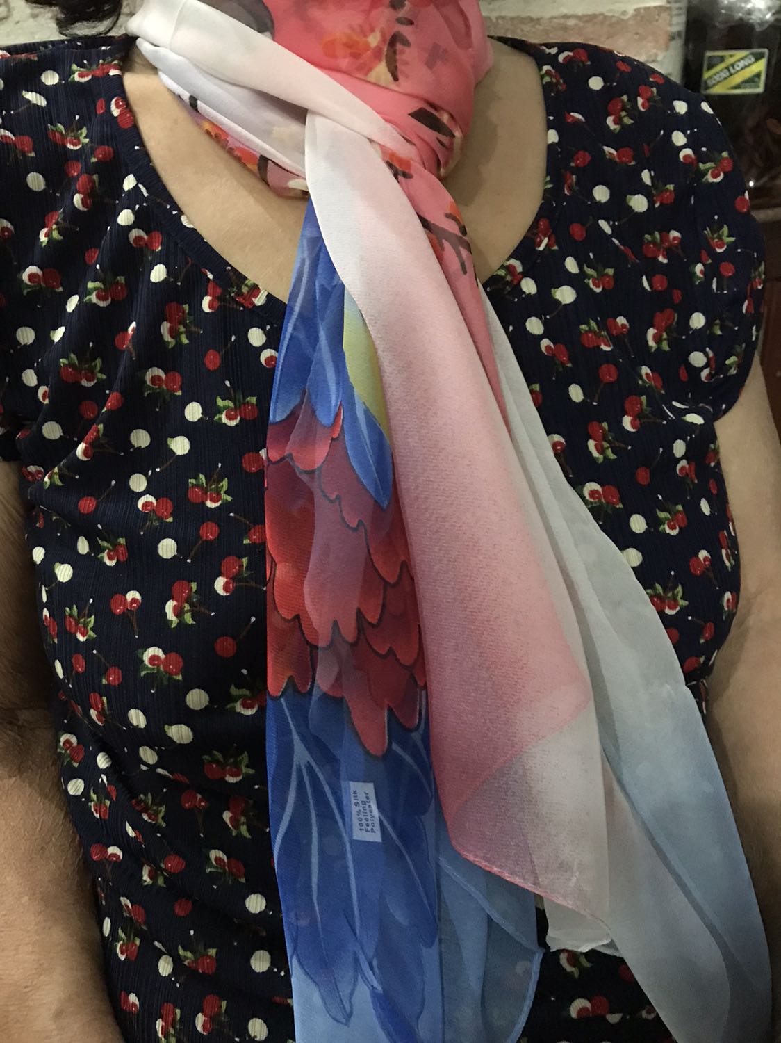 Mình mua tặng mẹ trong thời tiết se lạnh cuối năm để mẹ dùng choàng cổ giữ ấm khỏi bị viêm họng. Mẹ mình rất thích. Màu sắc trang nhã, chất liệu vải mềm. Đánh giá 5*