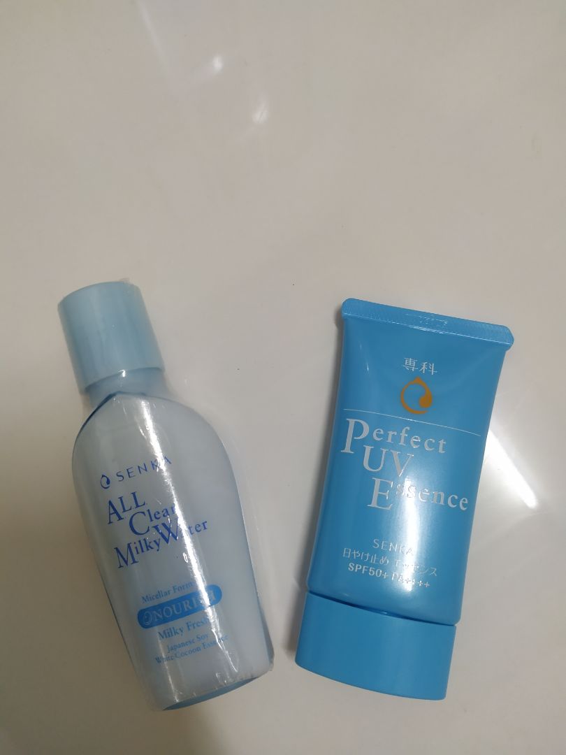 Mình đã dùng kcn dạng milk và gel của Senka rồi và cá nhân thấy khá ưng nên mong  em essence này cũng hợp.
Chất kem lỏng, dễ tán, nâng tone nhẹ có hơi cồn.
Chai tẩy trang nhỏ nhỏ xinh xinh là đc tặng kèm với kcn hôm săn sale.
Tiki vẫn giao hàng siêu siêu nhanh 😚😚😚