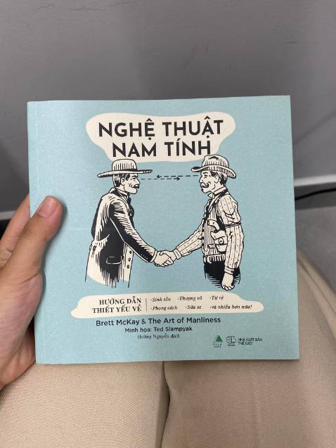tên của cuốn sách là "Nghệ thuật nam tính" khiến mình rất tò mò nội dung vì bản thân mình cũng không hình dung được nó sẽ viết về gì. Kết quả mở ra coi thì khá ngạc nhiên, nó không viết về những điều xa xôi tạo nên sự nam tính của một bạn nam mà viết về những kỹ năng rất đơn giản thôi như: cách chơi với con nít mà không cần dùng đến điện thoại, cách phối giày với quần áo, cách quàng khăn đến cả cách sinh tồn, thoát nạn,...(sách đề cập đến khoảng hơn 120 kĩ năng khá là nhiều). Ai bảo những nội dung này nhàm chán thì mình kệ, chứ mình thấy nó rất hay và hữu ích ấy chứ. Đôi khi sự nam tính khiến bạn trở nên thu hút đến từ những điều rất nhỏ í.
