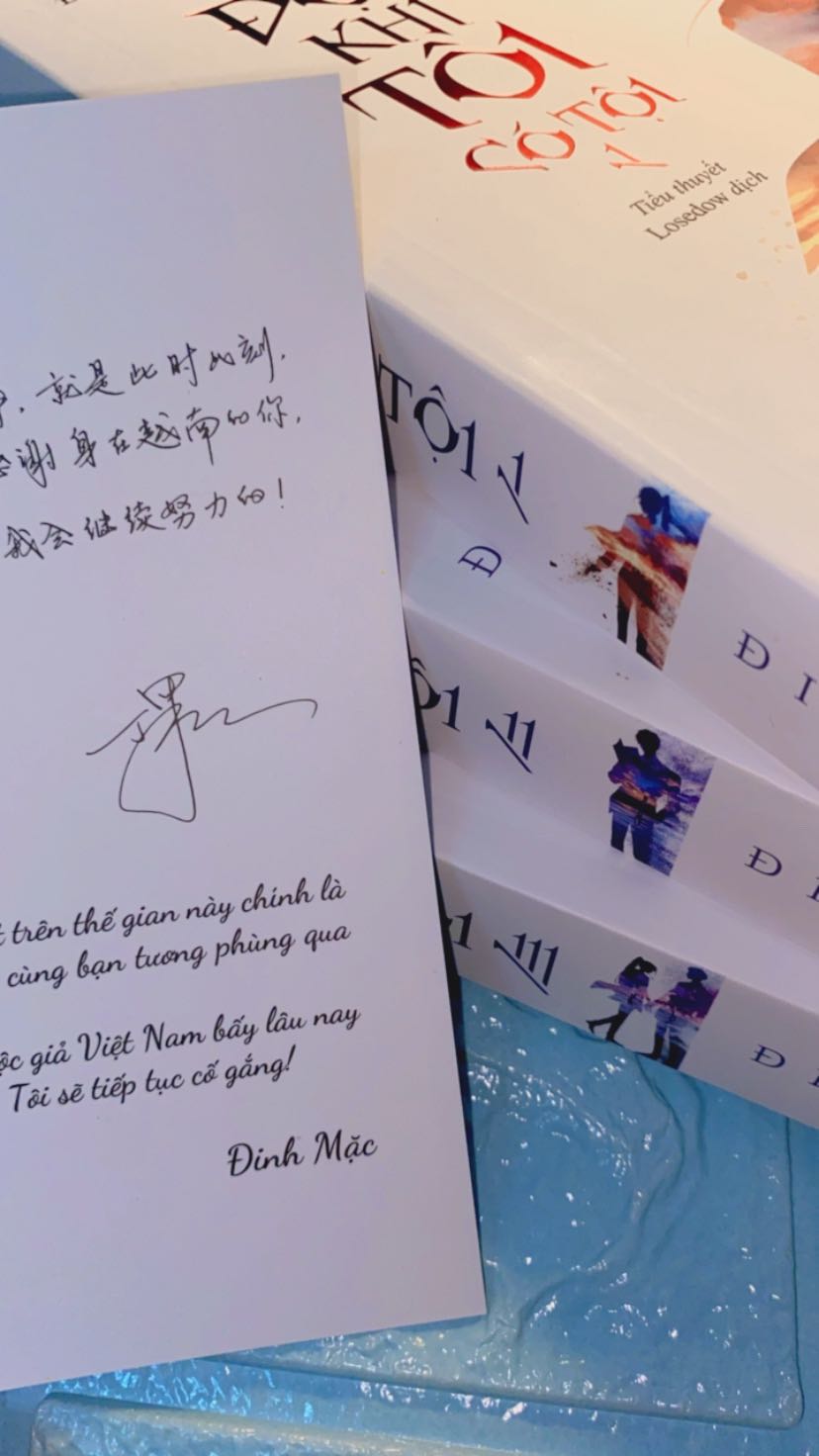 Lúc ra nhận hàng thấy chú shipper cầm cái thùng là em thấy không ổn rùi?!! Carton nó vừa khít với boxset bên trong, thấy carton bị móp góc em sầu ngang luôn, mở ra thì không miếng chống sốc nào hết, bìa áo ngoài với 3 tập đều bị móp góc trên và góc dưới hiccc, nhưng màaa do bìa quá xinh nên khôngg đáng kể là bao đâu ạ, hơi xót xíu thuii