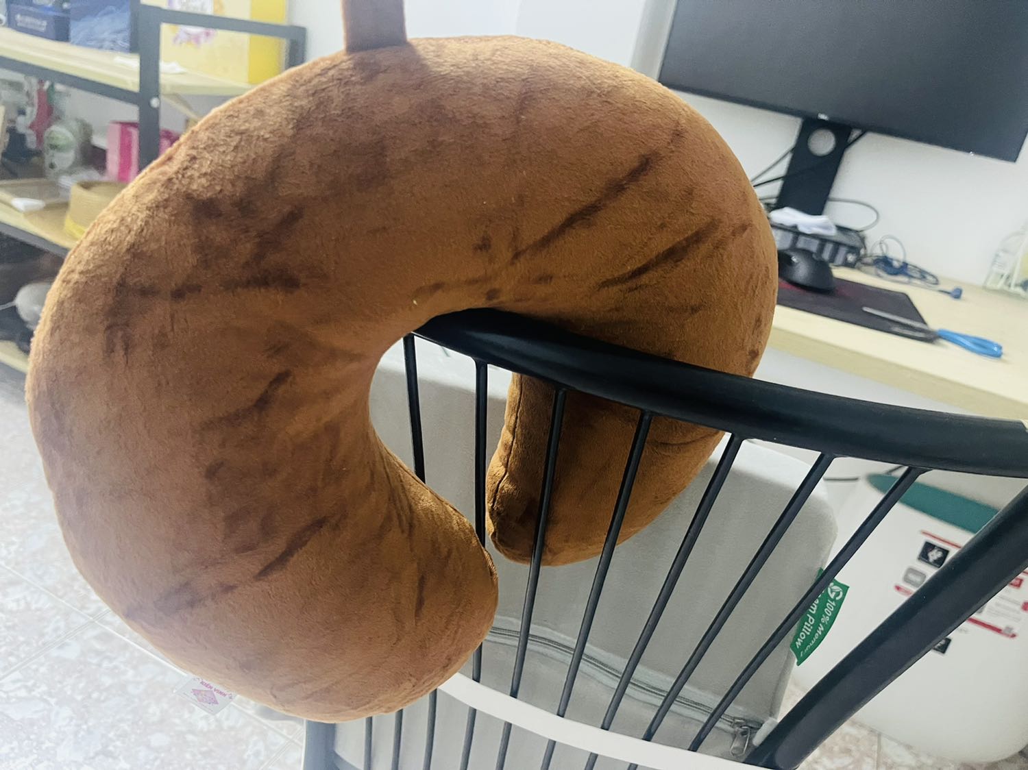 gối ôm cổ bằng nhung êm mịn lắm. Nhìn hình nhỏ chứ ôm vô cổ bao hết đầu tựa đã lắm luôn. giá vậy mình thấy khá rẻ. mn nên mua