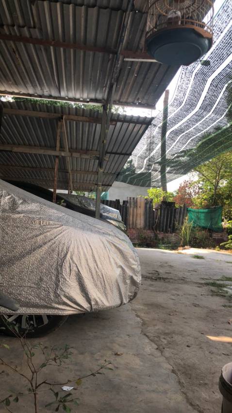 Bạt có kích thước khoảng 4,5m x 1,8m x 1,5m cho nên cũng vừa vặn với em Mazda 3 nhà mình, chất liệu tráng nilon ánh bạc, dùng cầm mướt mà mát không gây cảm giác sần, sản phẩm trơn và không thấm nước nên là che ngoài trời mưa cuungx không sao, nhanh khô thôi. Nắng thì có ánh bạc cho nên nó phản sáng tốt không gây quá nóng cho đồ nội thất và không gian bên trong. Trời hà nội mùa này đúng là ác nghiệt, đi ra ngoài sợ chết khiếp vì nhiệt nhà kính trong xe. Để chai nước khoáng uống mà ghê ghê vì nhựa nó chảy ra, nên mua cái bạt phủ cho yên tâm các cụ ạ!
So giá với nhiều nơi thì ở đây same same không cao không thấp, phù hợp giá tiền, mà còn rẻ hơn ấy. trước mình bỏ 350k mua cái bạt ở chợ Giời, về mỏng teng, dùng đc 3 lần mủn và rách hết, điên hết người. Mua ở đây lần đầu như này là yên tâm rồi, ủng hộ thêm cái khan lau xe nữa hihiee