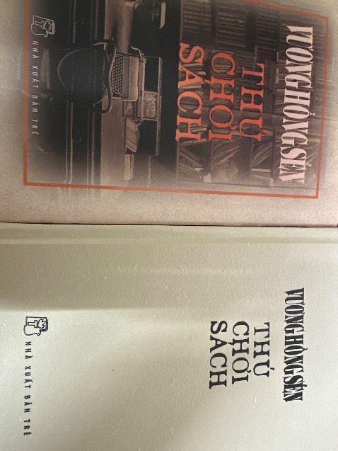 Sách có độ hoàn thiện thấp. Mua về mà mấy trang cuối dính hết vào nhau phải cẩn thận gỡ từng tờ một. Gáy sách dán keo ẩu chất lượng thấp cứ mở sách ra là kêu lạch cạch rất khó chịu. Thấy sản phẩm để bìa mềm nên mua để tránh tình trạng này, hỏi nhân viên hỗ trợ cũng bảo bìa mềm mà đến lúc giao vẫn giao bìa cứng. Nói chung là rất thất vọng. Chưa bao giờ hài lòng với nxb trẻ, lúc nào cũng giấy tệ hoặc bìa gáy tệ, cẩu thả từ nguyên liệu đến gia công. Sách thì mỏng chưa đến 200 trang còn không đáng làm bìa cứng, với mức giá này thì hoàn toàn không xứng đáng