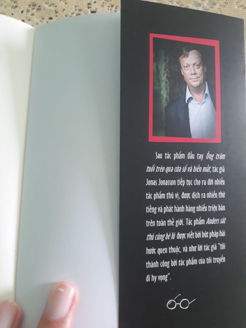 Một cuốn tiểu thuyết tuyệt vời xoay quanh 3 nhân vật chính: anders sát thủ, cô mục sư và tiếp tân per persson. per persson là người muốn giàu có như ông nội của mình, nhưng cuộc sống đếch giống cuộc đời trang trại ko cạch tranh nổi với máy móc nên đã sản vì vậy  persson buộc phải kiếm việc làm ở khắp nơi từ quản lý nhà thổ đến tiếp tân khách sạn hương biển, số tiền kiếm được chỉ đủ trang trải cuộc sống đến khi anh gặp dc vợ tương lai của mình là cô mục sư johanna kjellander đang ngôi 1 mình ở nghế đá công viên, trong cô rất thảm hại bụng thì đói, người thì rách nát len bùn đất, cô mục sư xin gã tiếp tân ổ bánh mì với 2 miến thịt xong khối khi đã cầu nguyện cho anh. sau đó 2 người tâm sự với nhau. Cô bị cha cô ép phải đi tu vì truyền thống gia đình là truyền đạo, vì vậy cô rất vui khi nghe tin cha cô qua đời cô hy vọng địa ngục sẽ dang tay chào đón ông ấy sau bao năm cực khổ, chịu đựng đủ điều và mẹ cô ở trên thiêng đàng cũng vui vẻ lắm. anders sát thủ đang thuê phòng 7 ở khách sạn hương biển sau bao năm nằm ở sau song sắt, hắn vẫn đang kiếm nhờ vào việc đâm thuê chém mướn thế là nữ mục sư cùng bàn bạc với per persson tạo nên mối làm ăn từ tên sát thủ này dĩ nhiên tất đều dc chia tiền công. cả 3 kinh doanh từ đâm thuê chém mướn rồi đến kinh doanh nhà thờ anders rồi sau đó là ông già noel nhưng điều bất ngờ số tiền kiếm được cho các cô nhi viện trẻ em mồ,... vẫn còn nhiều điều thú vị ở phía sau.
Nhân danh cha và con và thánh thần. Amem