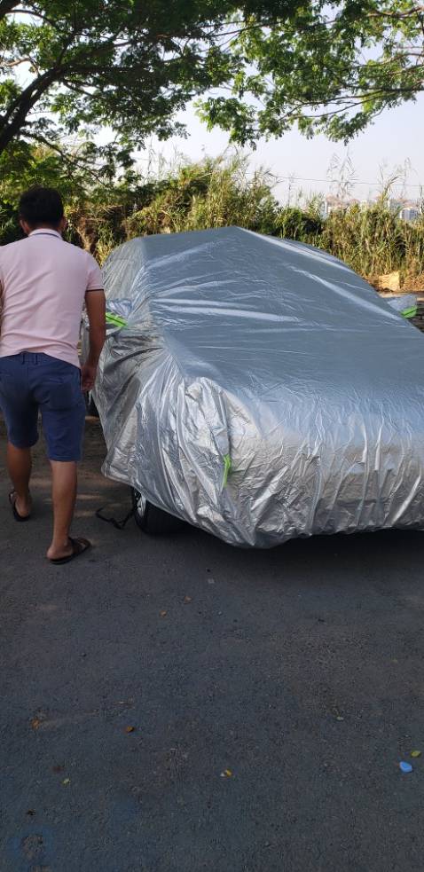 Bạt có kích thước khoảng 4,5m x 1,8m x 1,5m cho nên cũng vừa vặn với em Mazda 3 nhà mình, chất liệu tráng nilon ánh bạc, dùng cầm mướt mà mát không gây cảm giác sần, sản phẩm trơn và không thấm nước nên là che ngoài trời mưa cuungx không sao, nhanh khô thôi. Nắng thì có ánh bạc cho nên nó phản sáng tốt không gây quá nóng cho đồ nội thất và không gian bên trong. Trời hà nội mùa này đúng là ác nghiệt, đi ra ngoài sợ chết khiếp vì nhiệt nhà kính trong xe. Để chai nước khoáng uống mà ghê ghê vì nhựa nó chảy ra, nên mua cái bạt phủ cho yên tâm các cụ ạ!
So giá với nhiều nơi thì ở đây same same không cao không thấp, phù hợp giá tiền, mà còn rẻ hơn ấy. trước mình bỏ 350k mua cái bạt ở chợ Giời, về mỏng teng, dùng đc 3 lần mủn và rách hết, điên hết người. Mua ở đây lần đầu như này là yên tâm rồi, ủng hộ thêm cái khan lau xe nữa hihiee