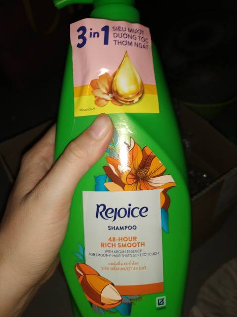 Ship siêu nhanh. Tối qua mua chiều nay đã nhận được rồi. Chai dầu gội bọc 2 lớp thêm giấy chèn vào nữa rất cẩn thận. Dầu gội có mùi thơm ngọt