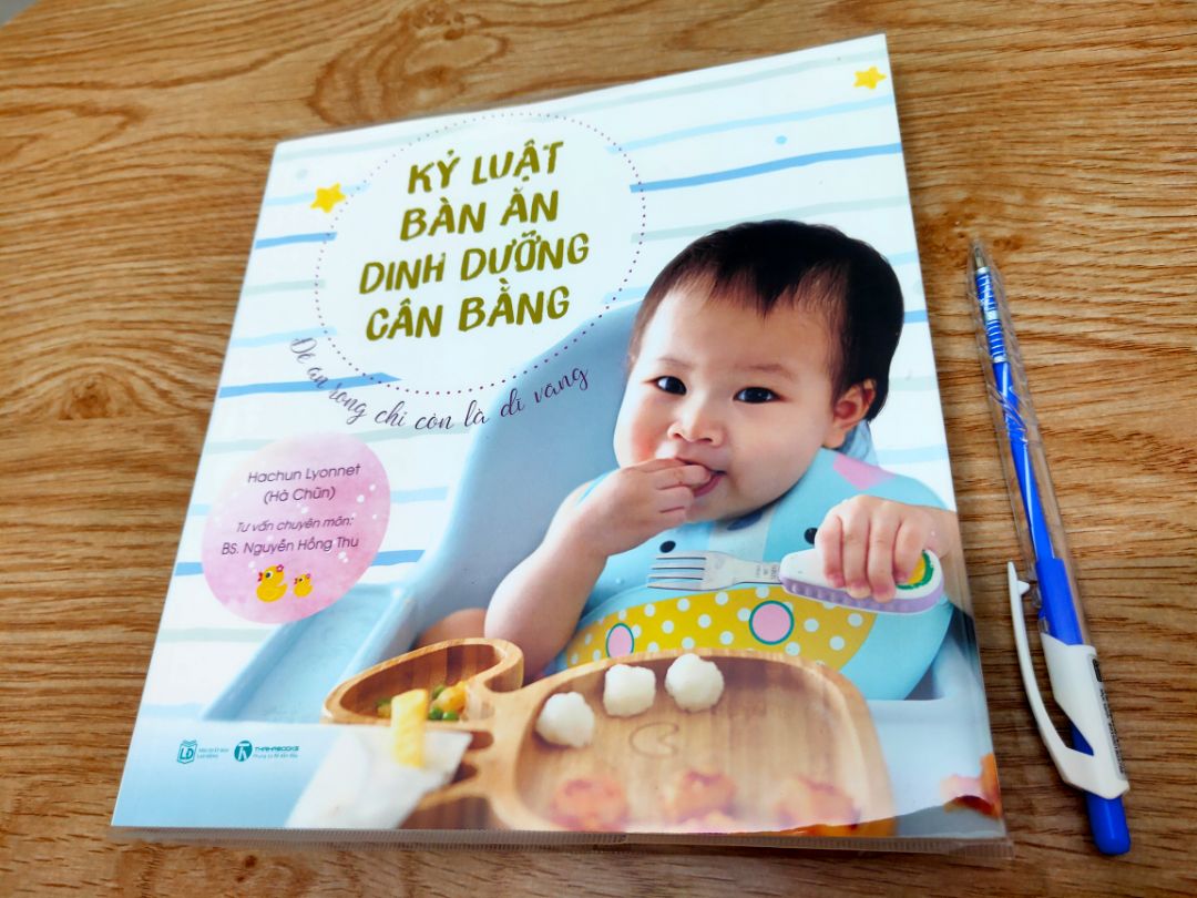 Đây là cuốn sách mới xuất bản của chị Hà Chũn, đồng tác giả các cuốn Nuôi con không phải là cuộc chiến, Ăn dặm k phải là cuộc chiến (đối với các ba mẹ áp dụng Easy và BLW thì không thể bỏ qua). Mình đã rất mong chờ cuốn sách lên kệ bán của tiki và khi có ngày hội sách online mình vào chọn mua liền. 
Cuốn sách hướng dẫn ba mẹ áp dụng kỷ luật bàn ăn cho bé từ 1 tuổi trở lên (thật may mắn là thời điểm sách ra đời thì bé mình đã hơn 13m) và làm sao để con có được bữa ăn hợp tác vui vẻ chứ k phải ép buộc hay năn nỉ. Ăn uống mà con k cảm nhận được niềm vui thì mình nghĩ con cũng k hấp thụ được dinh dưỡng tốt. 
Mình rất sợ việc dụ dỗ con ăn từng thìa bằng tivi, điện thoại, bế rong, rồi doạ nạt la hét...và cả con cả mẹ cả nhà đều sợ đến giờ ăn ?
Vì vậy, ai cùng nỗi sợ như mình thì hãy thủ sẵn một cuốn này nhé. K thừa trong việc cho con vào kỷ luật ăn uống để con phát triển khoẻ mạnh đâu ạ ?