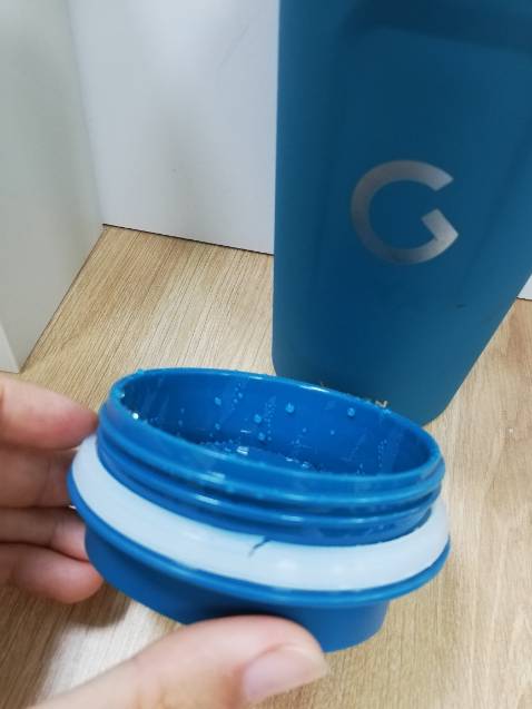 Bình này chủ yếu giữ thời gian ngắn, mình trữ nước nóng khoảng chừng 1-2 giờ là nguội lại rồi, chỉ còn ấm ấm. Không thể sử dụng như bình giữ nhiệt thường dùng, vì diện tích thoát nhiệt ở phần nắp lớn nên giữ nhiệt không bền. Hình dáng, màu sắc đẹp, bề mặt nhám dễ cầm nắm không trơn tuột. Trữ lạnh thì mình chưa dùng nên chưa được bao lâu, không biết có bị đọng nước bên ngoài không.