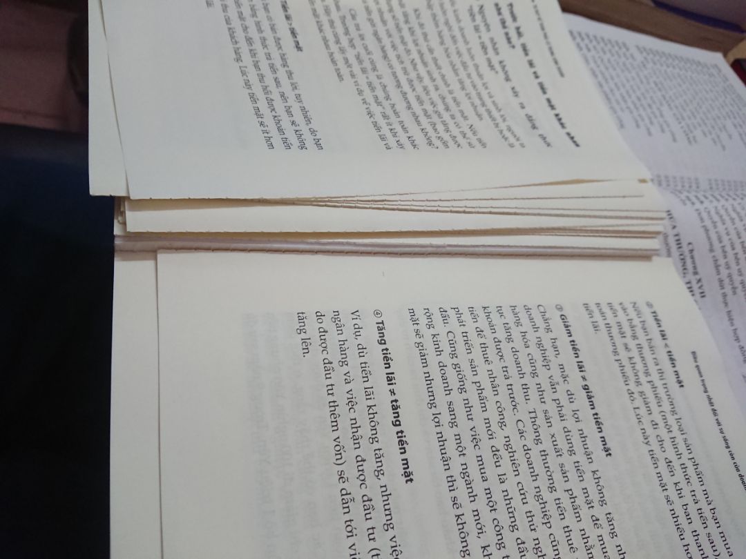 Nội dung sách dành cho ai cần tìm hiểu về tài chính doanh nghiệp một cách cơ bản nhất. Chất lượng giấy và mực in thì ổn, nhưng đóng sách tệ quá, lật đến đâu gáy sách bung đến đó. Mua sách tiki rất nhiều nhưng lần đầu gặp tình trạng này, hi vọng tiki và nhà xuất bản xem lại chất lượng lô sách này.