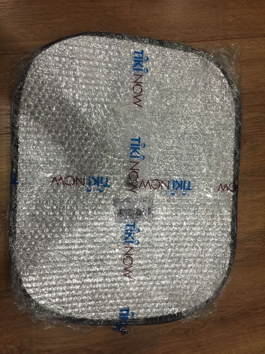 Sản phẩm tấm chắn nắng nhưng không gửi kèm miếng hút chân không để treo, sản phẩm cũng không còn bao bì ghi thông tin như hình mẫu. Rất thất vọng dù hàng không nhiều tiền. Mong tiki giải quyết giúp.