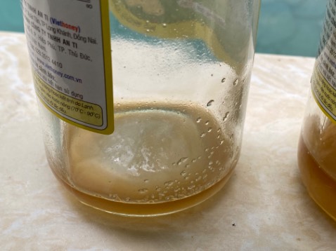 Mở thì có ga nên khá tin tưởng là mật ong thật. Nhưng uống hết thì bị đóng đường. 
Không biết đường nào mà lần. 
Hay mua của hãng này ở chùa Phổ Quang nên yên tâm phần nào. 
Niềm tin là chính.