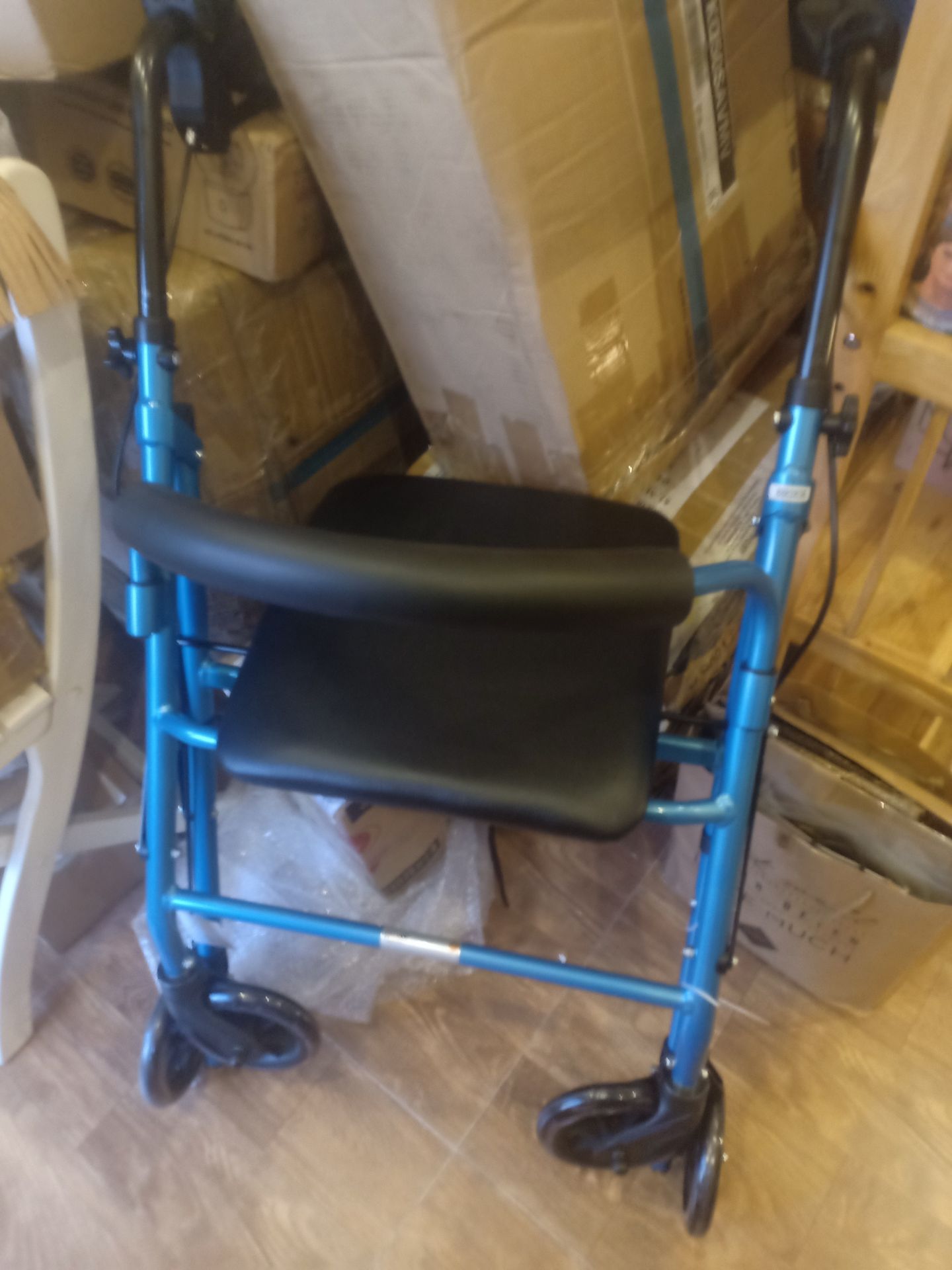 Sản phẩm dùng OK nhé, giao từ Hà Nội vào khá nhanh mà sản phẩm vẫn không bị trầy xước gì, lắp ráp cũng dễ dàng