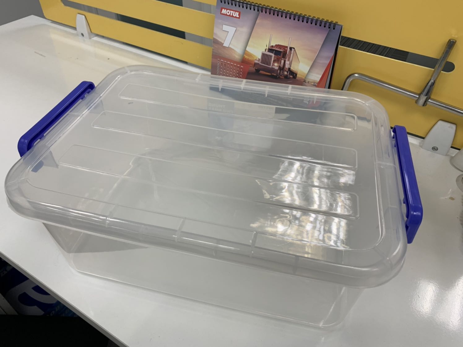 Giao hàng gì mà không đóng gói. Phần khớp màu xanh dùng để đóng có vẻ hơi lỏng Giao hàng gì mà không đóng gói. Phần khớp màu xanh dùng để đóng có vẻ hơi lỏng