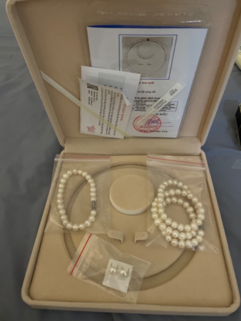 nice set. giống ảnh. có giấy chứng nhận rõ ràng. Vòng cổ hơi rộng với mình
