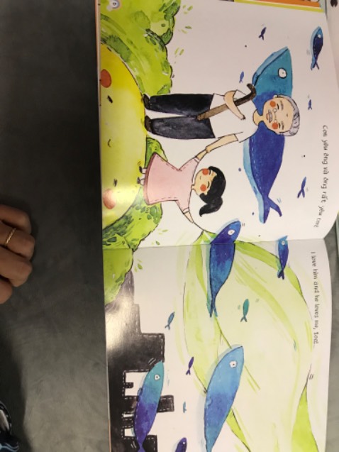 Sách tranh cho bé này có nội dung tình cảm gia đình gần gũi, tranh vẽ dễ thương, song ngữ Việt-Anh giúp bồi dưỡng tâm hồn, tình yêu gia đình, bổ sung vốn từ tiếng Việt và tiếng Anh cho bé.