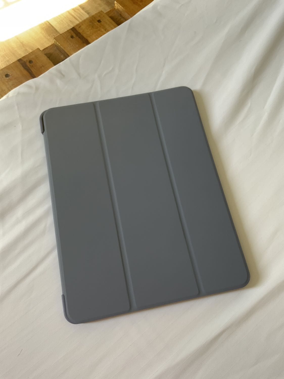 Giao hàng nhanh, hàng không bóp méo. Màu xám không giống như hình, nam châm yếu nhưng vẫn giữ đứng khá ổn. Phần nắp thì hoàn toàn không bám vào màn hình.