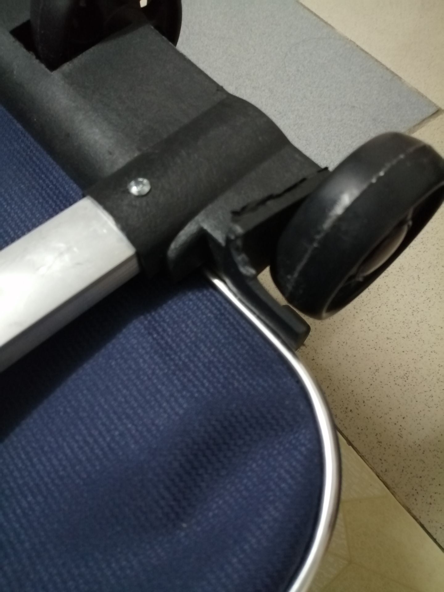 Trong quá trình vận chuyển làm hỏng mất chân kéo của vali, đề nghị hỗ trợ đổi sản phẩm