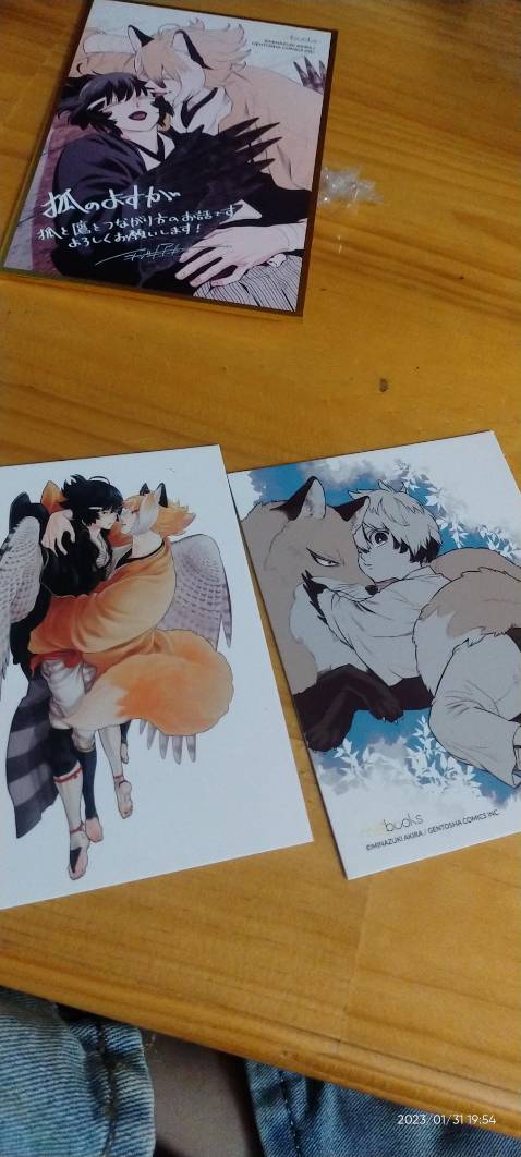 Huhuuuu cái ảnh kia bị df 2 3 chỗ luôn với cái góc truyện nó bị gãy ,nhìn xa ổn mà nhìn gần xót quá đi mất,chắc do vận chuyển xa bị cái ống poster đè nên mới như thế , với lại đóng gói hơi lỏng lẻo í huhu😭😢  hơi thất vọng đóng gói nhma truyện cuti nên 3sao thôi nha:(