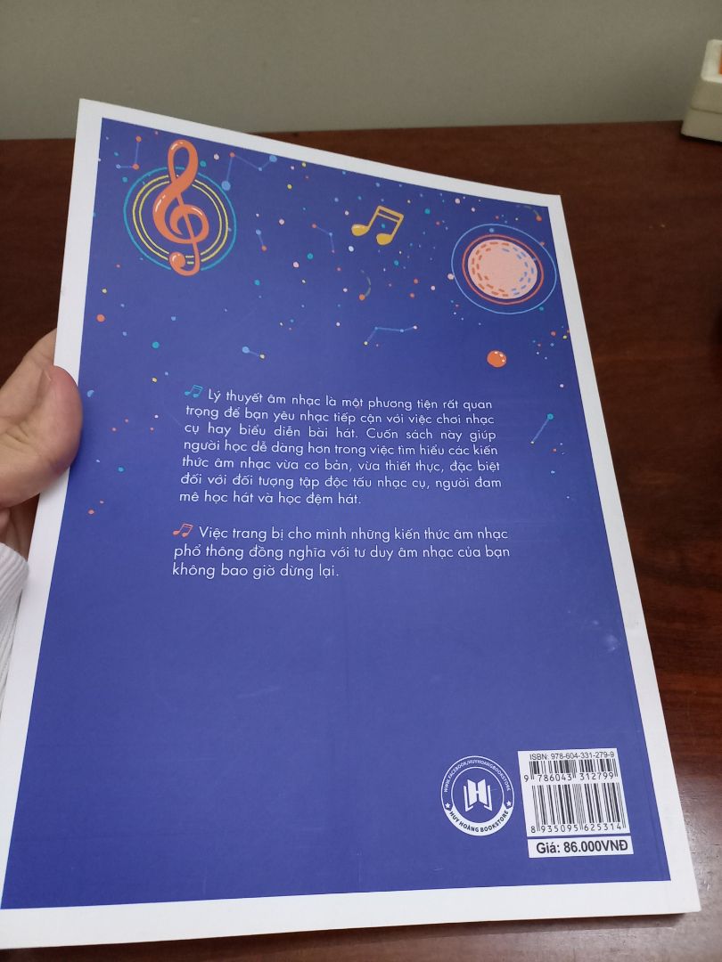 Sách hơi to và dày, nội dung viết chữ to, dễ đọc, dễ hiểu, sau mỗi bài học còn có bài tập.   không cần giáo viên, học sách này vẫn có thể hiểu nhạc lý cơ bản tốt