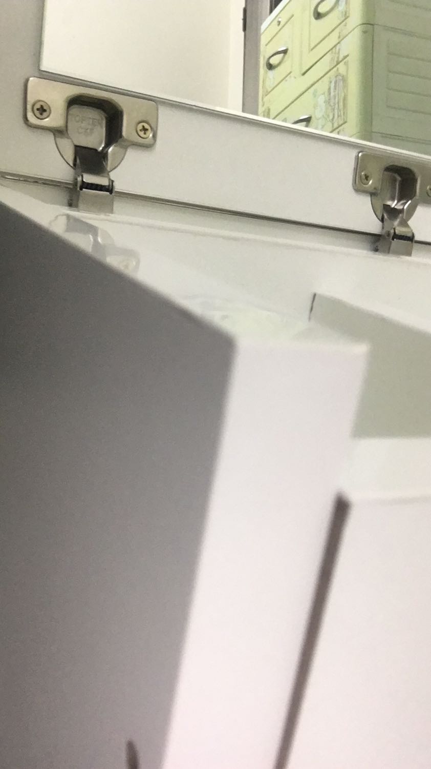 Bàn khác vs hình. Trong hình là ô chia 6 ngăn thực tế chỉ có 4 ngăn. Gỗ cắt ghép và đục lỗ để bắt ốc bị lệch khá nhiều, làm khi ghép lại sẽ có những chỗ bị lệch, vênh, ko vừa khít (như hình). Ốc cam quá ngắn, ko thể bắt vít 4x40 vào được luôn.