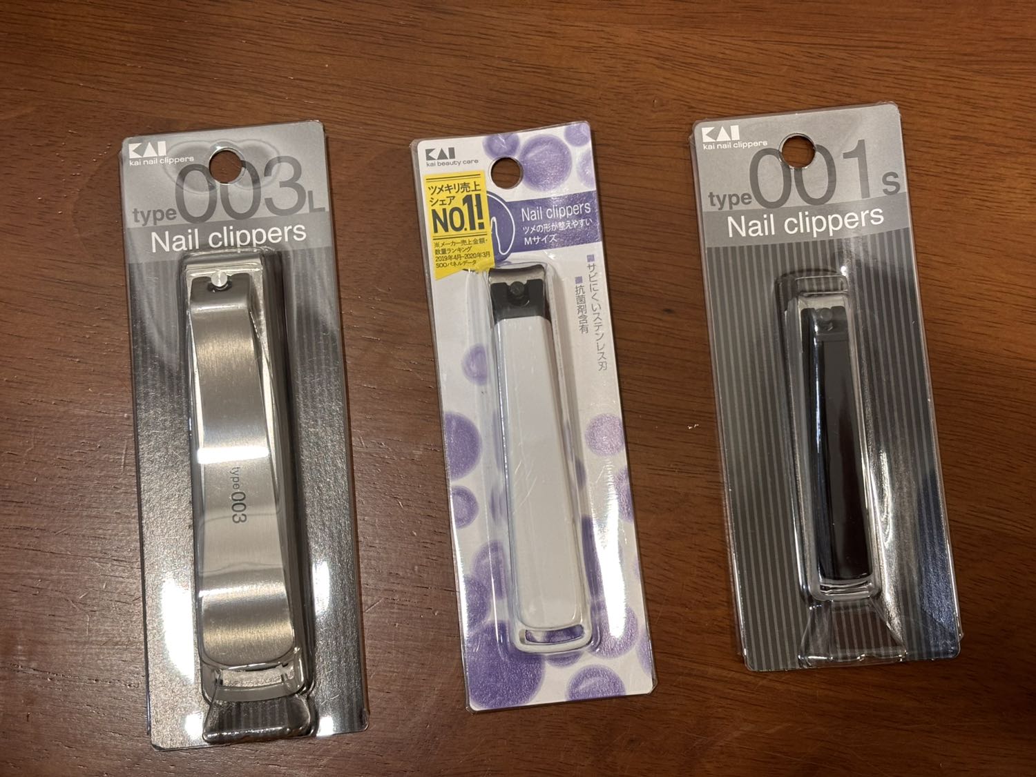 Kích thước cỡ trung phù hợp để cắt móng tay. Bén. Có thêm mặt dũa móng tiện lợi. Được lồng vỏ nhựa giúp giữ vụn móng tay khi cắt.