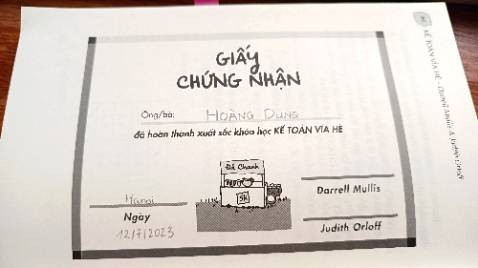 Bảng cân đối kế toán
Báo cáo kết quả hoạt động kinh doanh
Báo cáo lưu chuyển tiền tệ.

Lúc chưa đọc sách: Nghe nhức cái đầu @.@
Lúc đọc sách rồi: Cho em thêm mấy quầy nước chanh nữa để em làm báo cáo anh ơi *.*

Nếu cả đời bạn chỉ đọc duy nhất một cuốn sách về kế toán thì nó nên là là cuốn này! 
Thiếu điều muốn ghiền, vì trong sách có các mục để bạn thực hành ngay và luôn, như thể bạn đang có một quầy nước chanh thật vậy.

Nhân tiện khoe giấy chứng nhận của mình bên dưới, vì điểm bài kiểm tra cuối kì mình đã đạt 10/10 (trong khi đầu kì chỉ được 5/10 và đó là cùng một bài kiểm tra).

Cảm ơn đội ngũ Giver đã mang về VN một cuốn sách cực kỳ hữu ích, không chỉ giúp cho công việc làm ăn nhỏ mà còn giúp ích trong bước đầu chinh phục việc đọc hiểu các báo cáo tài chính.

Nhân tiện, có một chút sạn nhỏ ở trang 231, phần Thu nhập giữ lại đúng là 48$, nhưng bị in sai thành 52$. Và ở trang 227, phần đáp án bảng 8.10, phía dưới phần Chi phí có hai mục là Lương và Khấu hao chưa được dịch sang tiếng Việt. Nếu tái bản thì Giver sửa lại chút nhé.