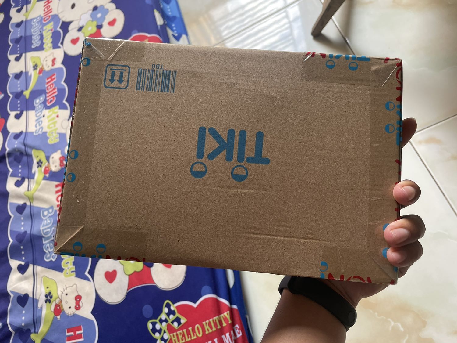 Chuột xài ok, khá nhạy, nút bấm chuột có kêu tiếng nha, ấn ko dính, con lăn lên xuống khá mượt, nói chung trong tầm giá này thì chắc nó best rồi, đã dùng đc hơn tuần r thấy ổn áp lắm.
Bữa có nghe mn nói sản phẩm bị rạch bao, nay đặt về thấy bị thiệt, nhưng mà có thể ngta lấy ra để check sp có bị lỗi hay gì ko, vì thấy còn mới tinh, ko trầy xước gì hết :)

À điểm + Tiki giao cực nhanh đúng cam kết và hỗ trợ đổi địa chỉ giao nữa, cám ơn Tiki và bạn shipper :)