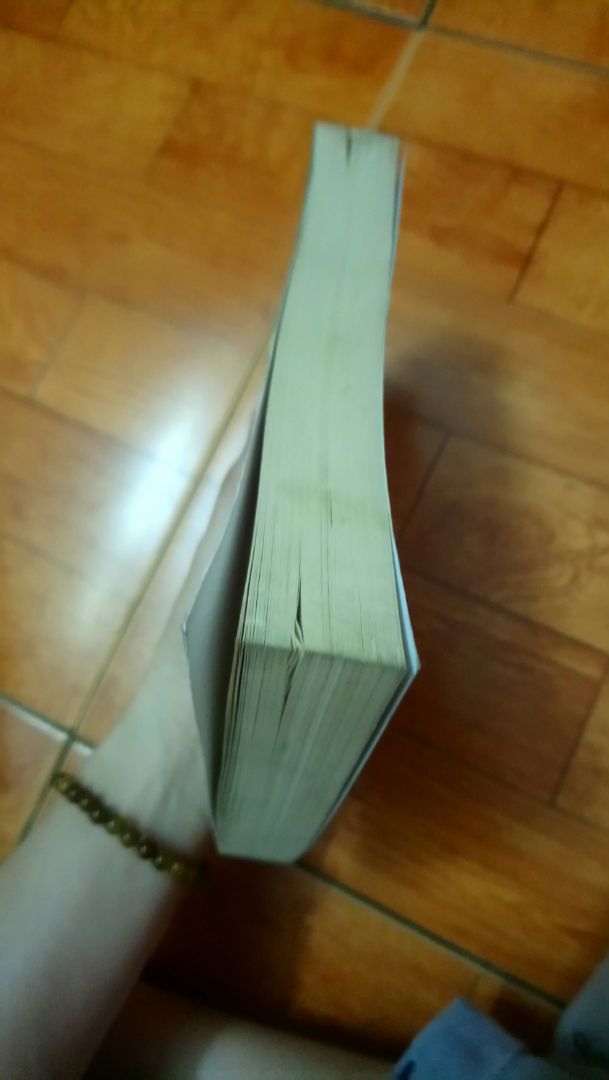 Sách đẹp, rất bổ ích và đáng mua, mục lục được chia ra thành từng danh sách từ vựng xung quanh cuộc sống hằng ngày ở Mỹ. Tái bản lần thứ ba có bản dịch hay hơn và hình ảnh cũng đẹp hơn bản thứ hai. Tuy nhiên khi học nên kiếm từ điển để biết cách đọc chứ sách không có để phát âm cho từng từ.
Mình cho 4 sao là do bên FAHASA gửi hàng rất lâu. Tận 8 ngày mới nhận đc hàng, mà trong khi vừa đặt xong tầm nửa tiếng là đã để trạng thái "Đang giao hàng" mà trạng thái đó bất động đến 8 ngày. Mình không hiểu sao lại vậy do đó h đặt hàng bên FAHASA luôn được giao hàng rất nhanh, chưa bao giờ chờ quá 2 ngày.