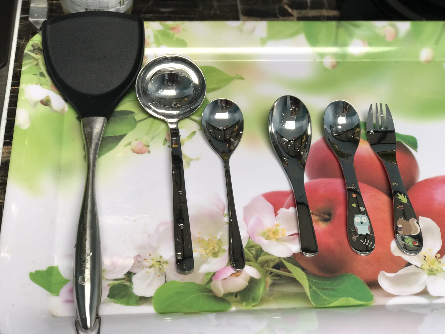 Shop đóng hàng rất kĩ lưỡng. Có tem chứng nhận kiểm định sp đàng hoàng trên bao bì. Minh mua bộ cho bé, bộ muỗng số 11, muỗng ăn phở, muỗng canh và thìa xào. Sp nhận được rất là hài lòng chất lượng và đẹp mắt. Mong coa dịp ủng hộ shop nữa nhé.