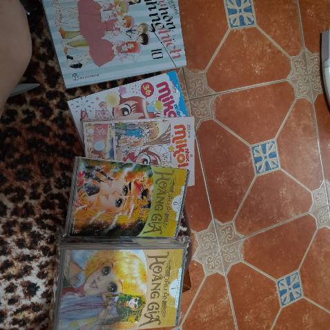 Bao năm cầu nguyện mua bản quyền xuất bản đã thành hiện thực. So với đồng giá 30k thì chất lượng giấy, mực in quyển này ổn hơn bộ thanh gươm diệt quỷ nhé. Đọc không bị đen tay, chưa thấy lỗi in trang nào cả.