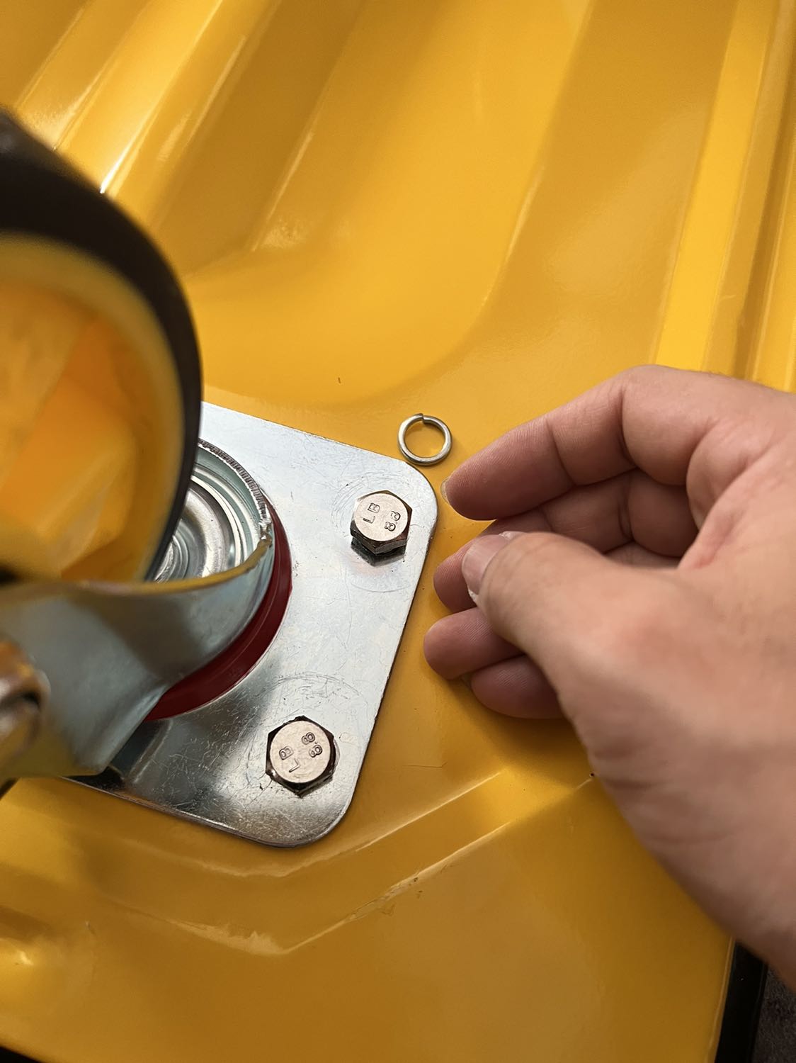 Ốc vị tuôn đầu. Ko gắn bánh xe được. Đề nghị đổi cái khác ngay.