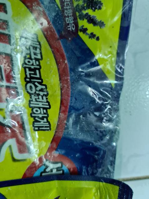 MONG TIKI XOÁ GIAN HÀNG NÀY! KINH DOANH *** THẾ NÀY LÀM MẤT UY TÍN TIKI HẾT!!! LÚC NHẬN HÀNG ĐỒNG KIỂM VỚI SHIPPER MỞ HỘP KIỂM TRA ĐỦ SỐ LƯỢNG HÀNG THÌ NHẬN. SAU ĐÓ MỞ TÚI NILON RA THẤY 3 GÓI VỆ SINH LỒNG MÁY GIẶT ĐỀU BỊ RÁCH VÀ NHÀ BÁN CÓ TÂM LẤY KEO DÁN LẠI RỒI MANG ĐI BÁN!!!