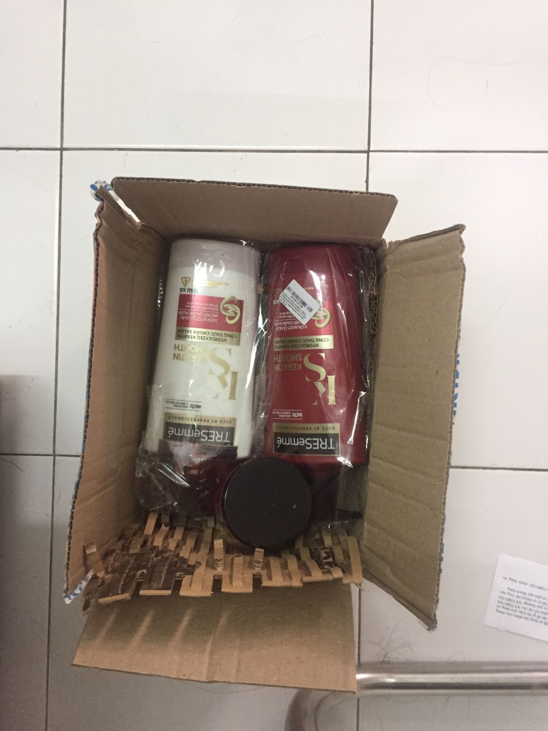 Mùi hương rất thơm, dưỡng ẩm và phục hồi tóc rất tốt. Đóng gói kĩ càng cẩn thận lắm. Sản phẩm nguyên bệnh.