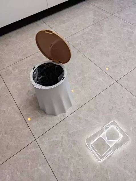 Rất ấn tượng với sản phẩm của shop. Thùng rác có khá lớn, để được nhiều. Miệng kín, màu đẹp, không bị lem nhem. Chắc chắn nha, nhựa dày dặn, cứng cáp. Mình ngồi thử lên mà vẫn oke lắm, không xi nhê gì luôn. Dùng dể decor các thứ cũng được. Kiểu tự nhiên trong phòng mọc ra cái gốc cây ý. Thiết kế độc lạ vch luôn. Giá cũng hợp lý nữa. Sẽ ủng hộ shop dàiiiiii