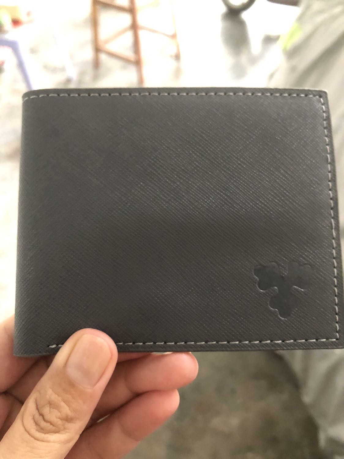 Giao hàng rất nhanh. Bia ngon, vị khá đặc biệt, nhà mình đã mua rất nhiều lần. Bất ngờ khi được tặng kèm thêm 1 cái ví ngoài bộ quà tặng ly và túi.