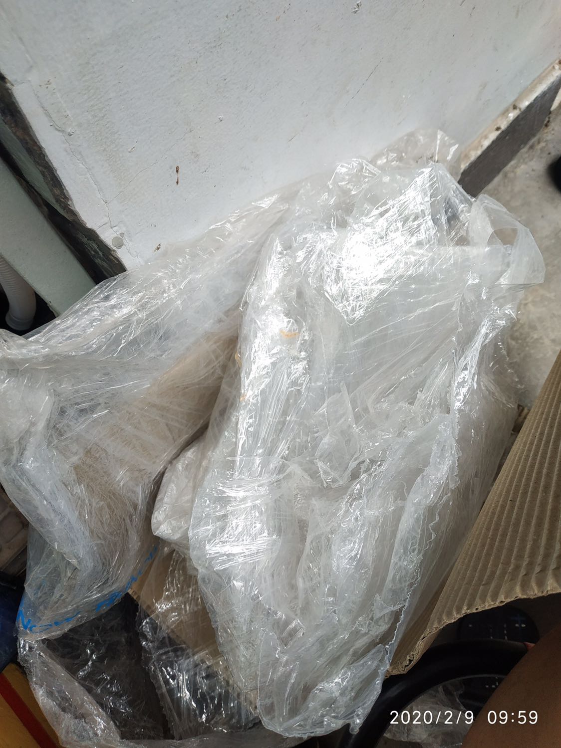 Không biết sp này là do Tiki hay bên đối tác đóng gói . Đóng gói rất kỹ, ngồi tháo ra nhận lại 1 sp vô cũng thấy vọng, thà không bán thì thôi chứ 1 sp cũ , đã hư hỏng qua năm tháng vậy cũng đem đi bán được , chân khập khiểng lấy gì xài ???. quá bực bội cho sáng cuối tuần