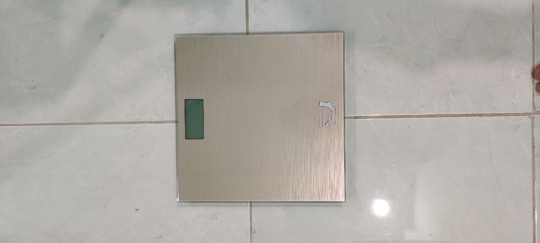 Màu sắc đẹp, màn hình hiển thị rõ nét.
Độ chính xác cao, lên xuống thì cũng lệch 0.0n kg nên cũng không quan trọng với nhu cầu.
Khi cân liên tiếp thì có hiển thị luôn phần chênh lệch, khá tiện.