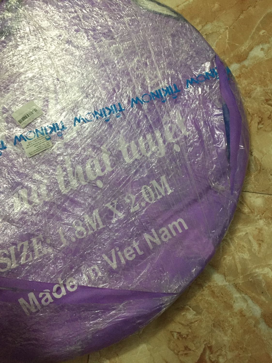 Shipper giao hàng buổi tối mình k để ý khi nhận hàng thanh toán rồi về xem thì hàng bị như trong hình mình chụp. Màn bị rách một tí. Như kiểu bị rạch vậy
Khi bỏ ra thì màn đẹp. Như hình shop đăng.
Nếu k bị rách thì mình khá hài lòng về chất lượng màn Shipper giao hàng buổi tối mình k để ý khi nhận hàng thanh toán rồi về xem thì hàng bị như trong hình mình chụp. Màn bị rách một tí. Như kiểu bị rạch vậy
Khi bỏ ra thì màn đẹp. Như hình shop đăng.
Nếu k bị rách thì mình khá hài lòng về chất lượng màn
