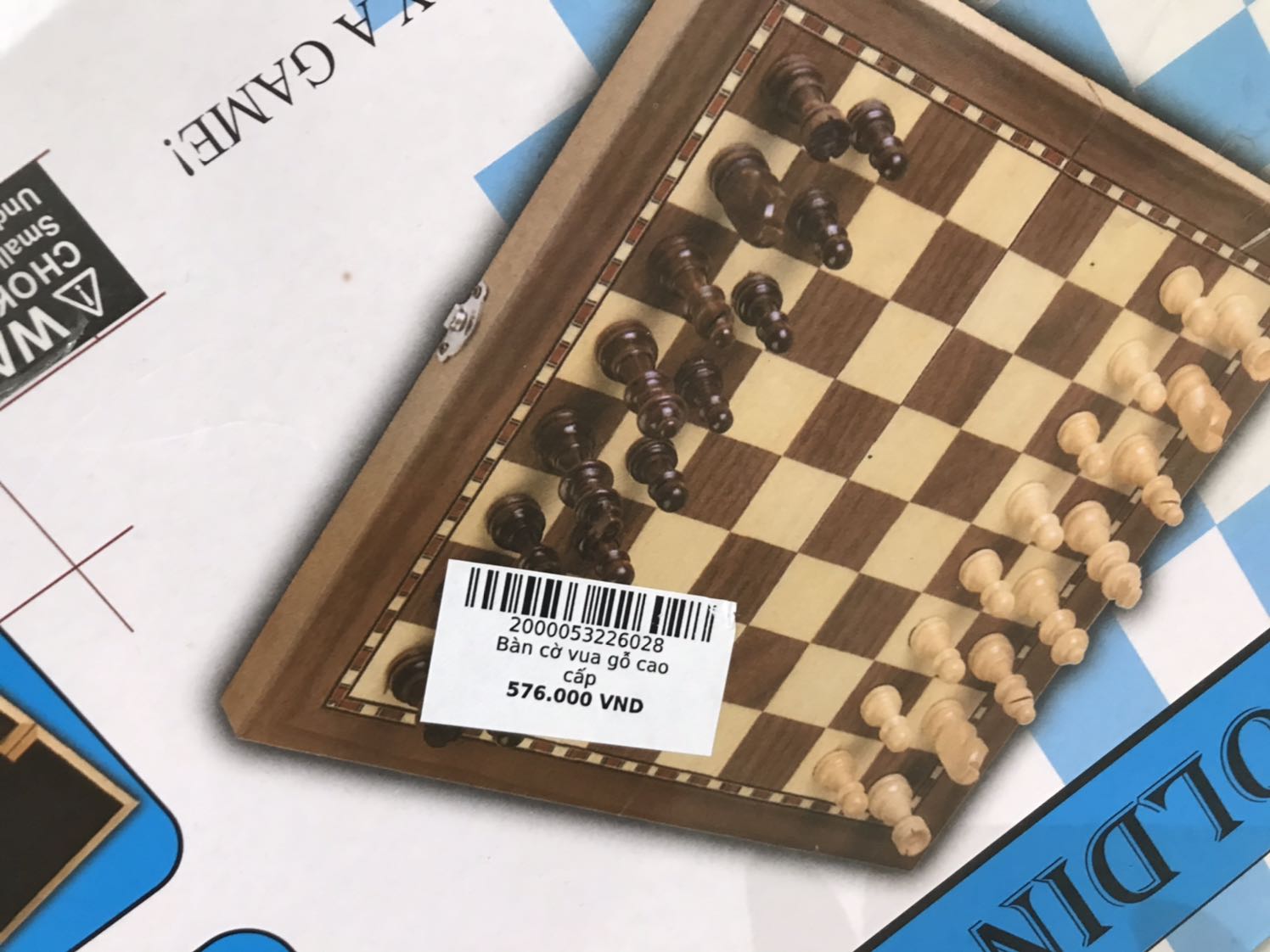 Hàng mình nhận được cũng giống như hình nhưng nam châm hơi yếu, nếu nghiêng bàn cờ quân cờ sẽ bị đổ chứ không dính chặt vào bàn cờ như quảng cáo . Bùn cười nữa là tem giá dán trên hộp sp là 576.000  vnd trong khi mình mua 596.000 vnd ( đã giảm giá 42% + 35.000 vnd black friday ) ?