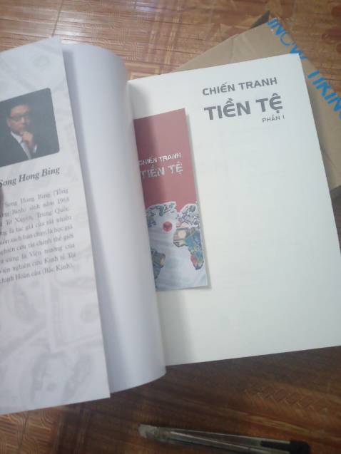 Đặt hàng siêu dễ, giao hàng siêu nhanh (bất ngờ vì tốc độ giao hàng lần này) đóng gói kỹ càng (tuy nhiên nên bọc thêm 1 lớp xốp nổ đề phòng sản phẩm bị hỏng) chất lượng sách cảm quan thấy tốt, chất lượng giấy ok (không nhẹ như một số loại sách giả), mình rất hài lòng vote cho shop và shiper 5 sao. Thanks all !! Đặt hàng siêu dễ, giao hàng siêu nhanh (bất ngờ vì tốc độ giao hàng lần này) đóng gói kỹ càng (tuy nhiên nên bọc thêm 1 lớp xốp nổ đề phòng sản phẩm bị hỏng) chất lượng sách cảm quan thấy tốt, chất lượng giấy ok (không nhẹ như một số loại sách giả), mình rất hài lòng vote cho shop và shiper 5 sao. Thanks all !!